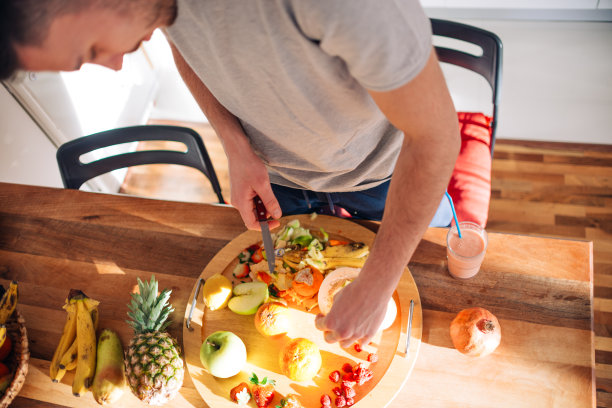 一个阳光明媚的日子，年轻人在桌子上做冰沙。图片下载
