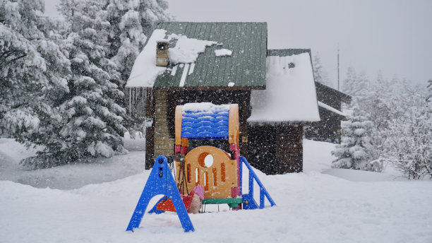 雪地里的儿童游乐场图片下载