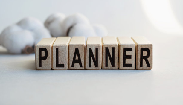 铭文策划者在木块孤立在一个浅背景上。在木方体上形成概念词。商业、经济和金融概念。图片下载