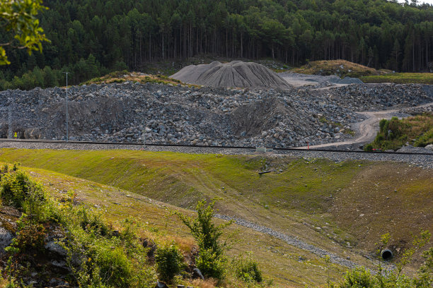 正在修建的穿过山坡的公路。图片下载