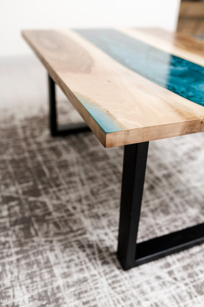 桌子的外观由天然木材和环氧树脂制成的黑色金属腿图片下载