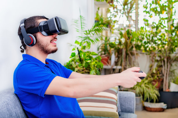 戴着VR头显享受游戏虚拟现实的男人图片下载