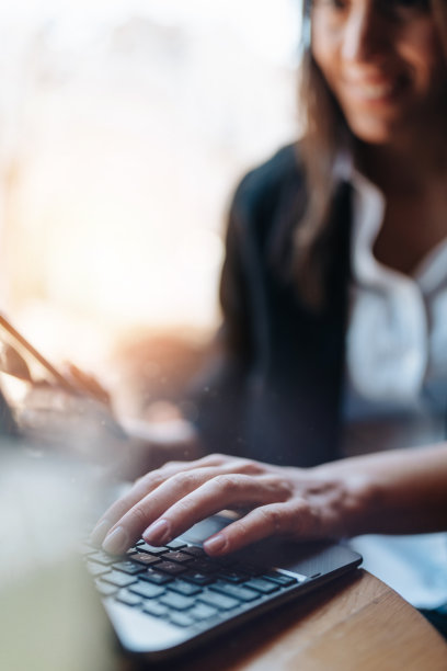 年轻的现代商业女性在咖啡馆，酒吧或餐厅图片下载