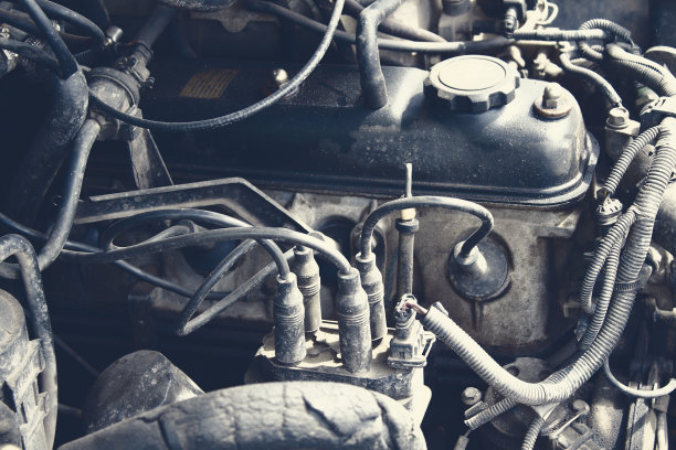 肮脏的汽车引擎。特写镜头。背景。纹理。图片下载