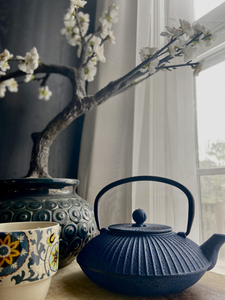 窗户前有一个蓝色的茶壶和杯子图片下载