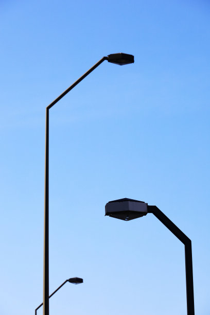 现代设计的街灯以一种独特的平衡布置图片下载