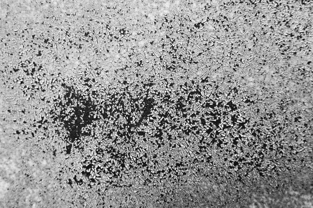 粗糙的老黑白纹理。金属表面作画。灰银漆开裂、剥落。图片下载