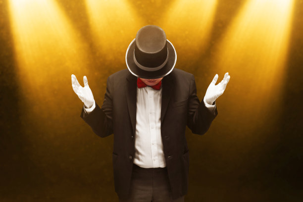 艺人魔术师出现在舞台上图片下载