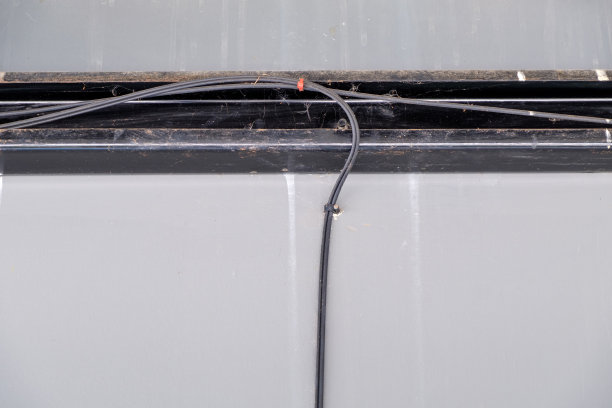 电线和天井屋顶上肮脏的金属框架一起放置，作为插座图片下载