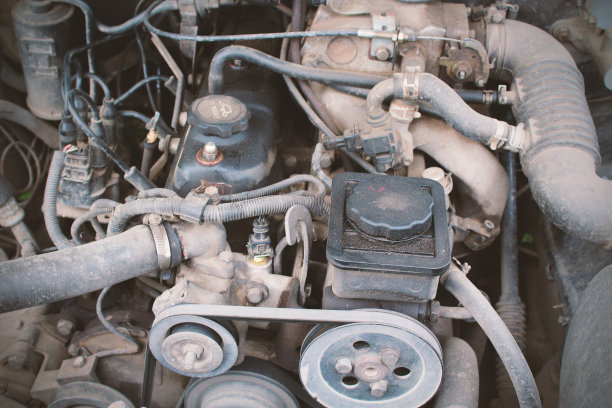 肮脏的汽车引擎。特写镜头。背景。纹理。图片下载