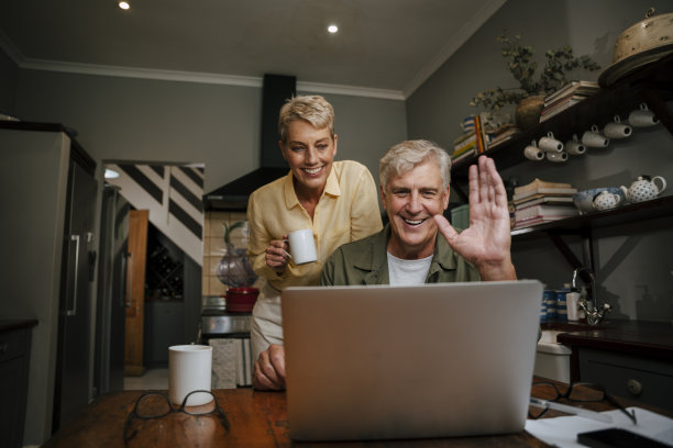 白种老年夫妇在视频通话时挥手图片下载