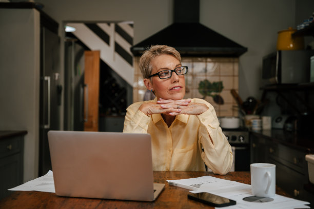 白人老年女性思考时，在家工作图片下载