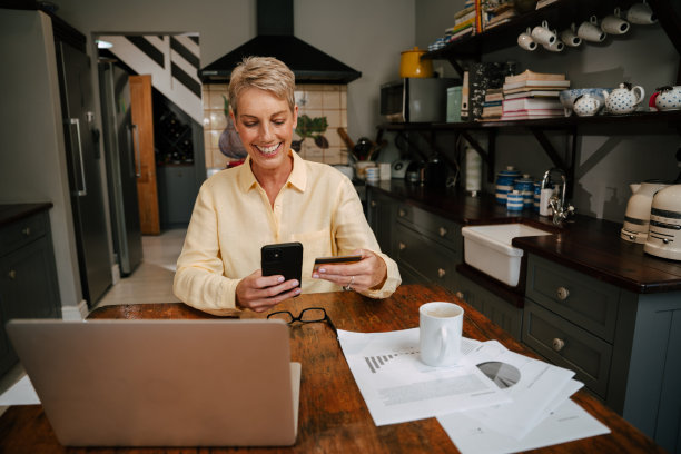 白人女性在家工作在线支付图片下载