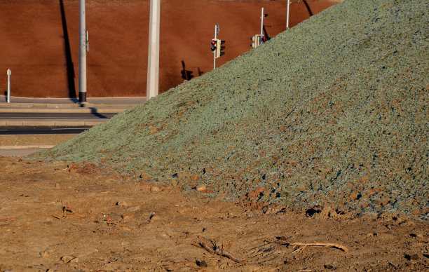 水电播种边坡稳定研究。木浆和绿草籽的混合物从容器中直接喷洒到裸露的土壤上。创造结壳和发芽种子，控制侵蚀图片下载