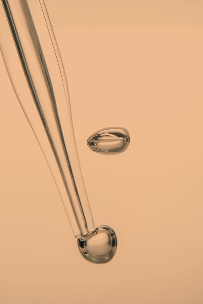 用吸液管将化妆品放入有气泡的水中。图片下载