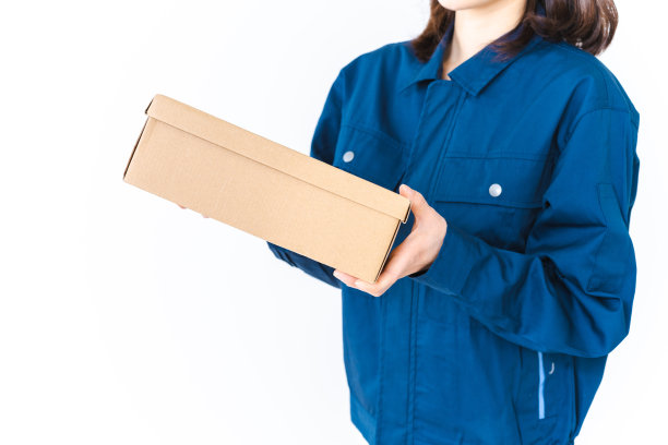 快递员微笑着送包裹图片下载