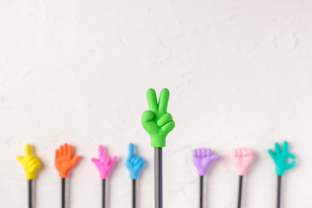 一组玩具两个手指手势在铅笔上用白色贴纸粘贴混凝土背景图片下载