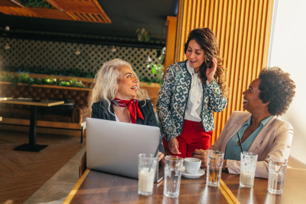 女商人在咖啡馆非正式会面图片下载