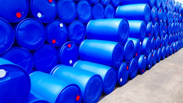 露天仓库里有一堆蓝色的桶图片下载