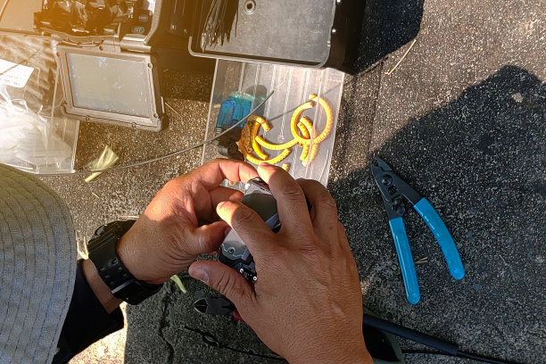 现场维修室外破损光缆的技术员图片下载