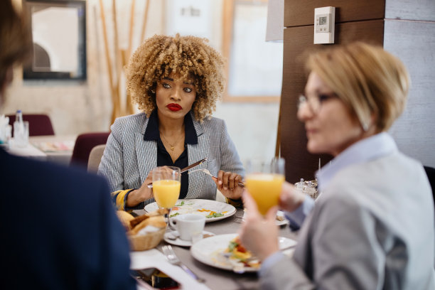 商务人士在酒店餐厅讨论商务早餐图片下载