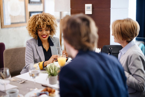 女商人和两个同事在酒店吃早午餐。图片下载
