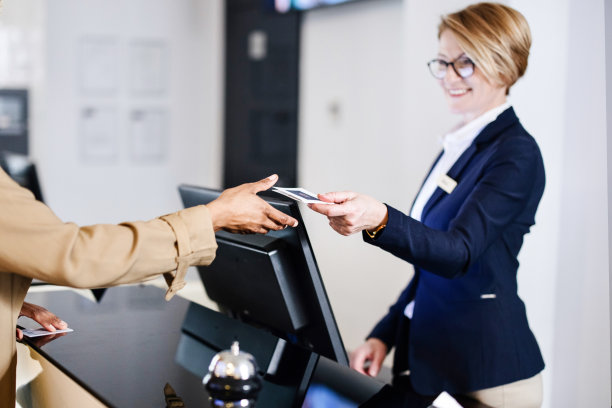 酒店前台的接待员和女商人图片下载