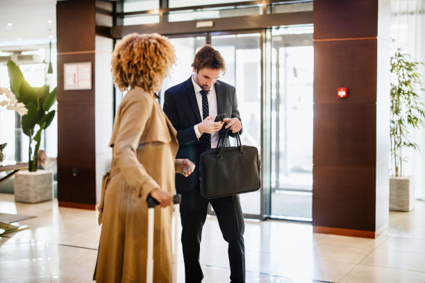 多民族商务人士在商务旅行中到达酒店的手提箱图片下载