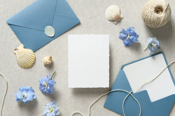 婚礼邀请卡模型和蓝色信封顶视图。航海，海，海式婚礼。图片下载