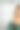 在灰色的背景下，一个留着棕色长发的女人的后视图。图片下载