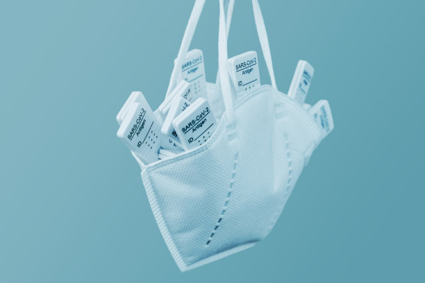 口罩上装满了COVID-19抗原检测设备图片下载