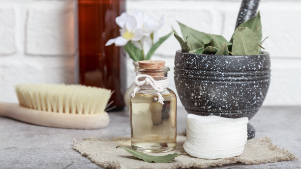 玻璃瓶装月桂天然按摩油。化妆品自制的补药。月桂叶和杵放在臼里图片下载