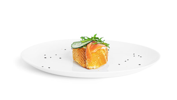 意式烤面包配奶油芝士、三文鱼、黄瓜和芝麻菜叶，白色背景。吐司孤立。三明治孤立。三明治配虾、鲑鱼和奶酪图片下载