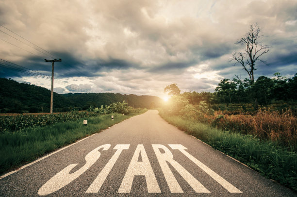 文字开始写在沥青路中间的道路上，有阴天和日落。计划和挑战的概念或职业道路，商业计划，战略，机会和改变我的生活。图片下载