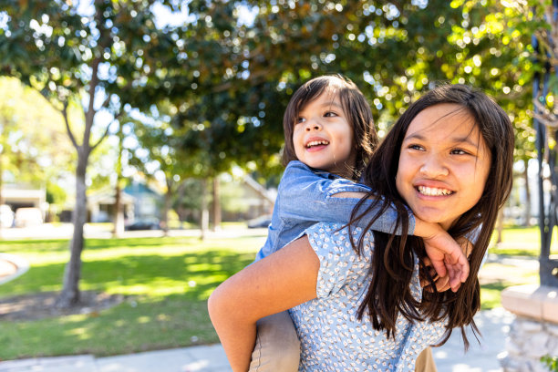 小墨西哥兄妹骑在公园里图片下载