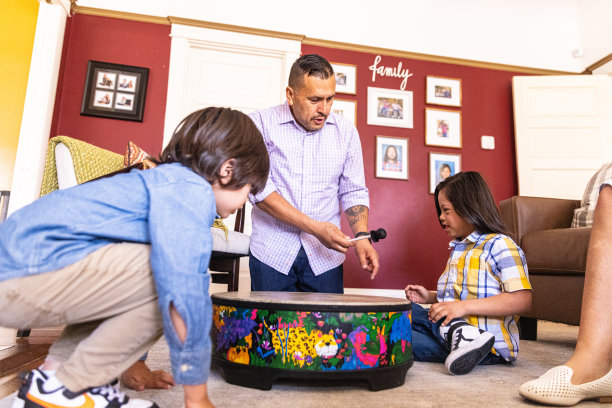 妈妈和孩子们玩玩具图片下载