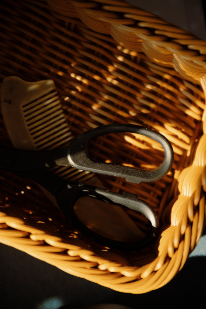 篮子，剪刀和梳子在阳光下图片下载