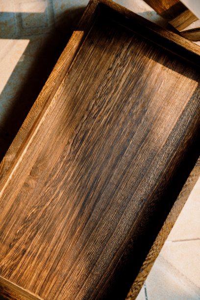 阳光下的木箱图片下载