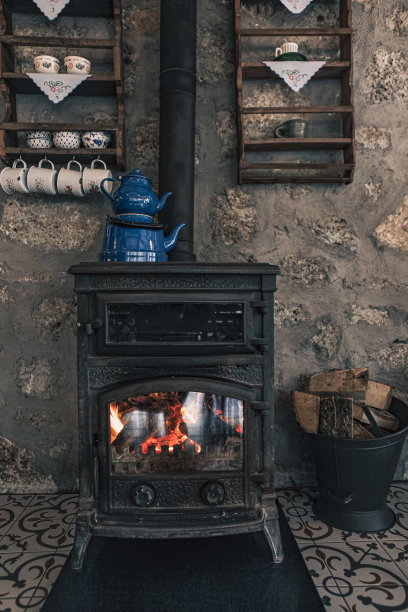 地道的乡村住宅壁炉图片下载