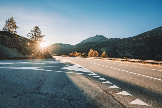瑞士阿尔卑斯山的辛普伦山口在夕阳的背光下图片下载