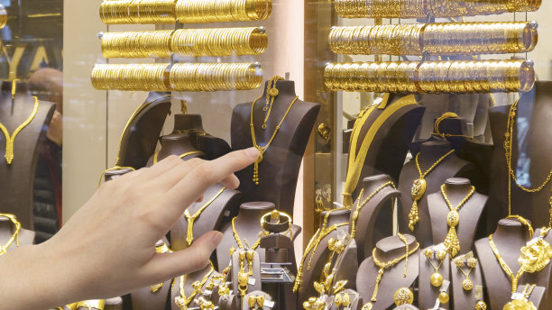 购物女士在商店挑选珠宝图片下载