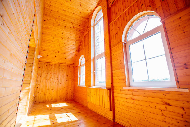 带有大窗户的大型木制凉廊图片下载