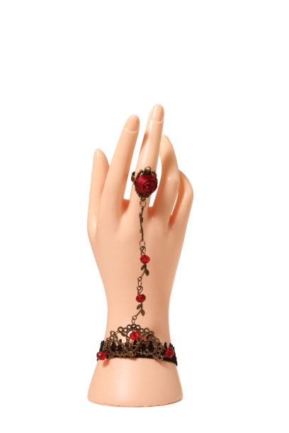 珠宝在人体模型手，复古风格的玫瑰手镯与戒指图片下载