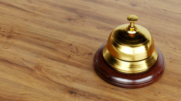 3D渲染的金色接待钟孤立在木制背景，酒店钟图片下载