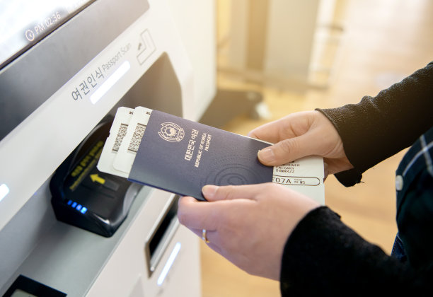 从自动取款机取款的女人图片下载