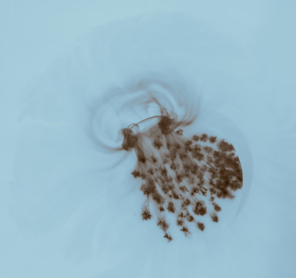 墨水滴在水里。图片下载