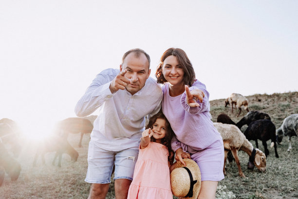 家庭指着相机满意的户外图片下载