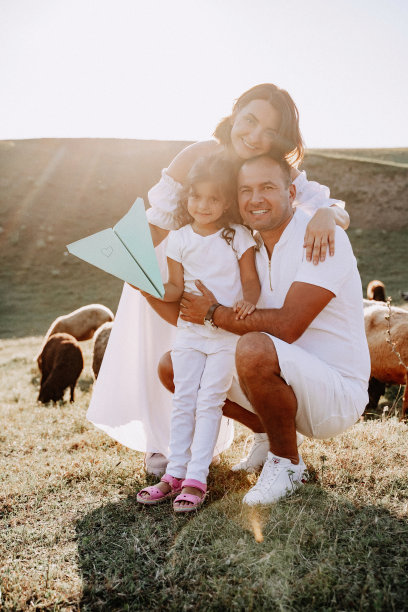 父母和孩子快乐的家庭户外休息图片下载