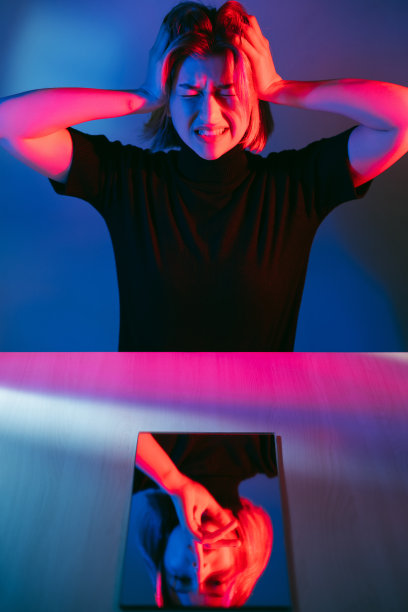 霓虹肖像的焦虑发作惊扰了女人的沉默图片下载