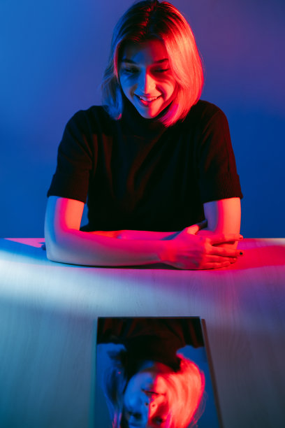 情绪危机颜色淡笑女孩累图片下载